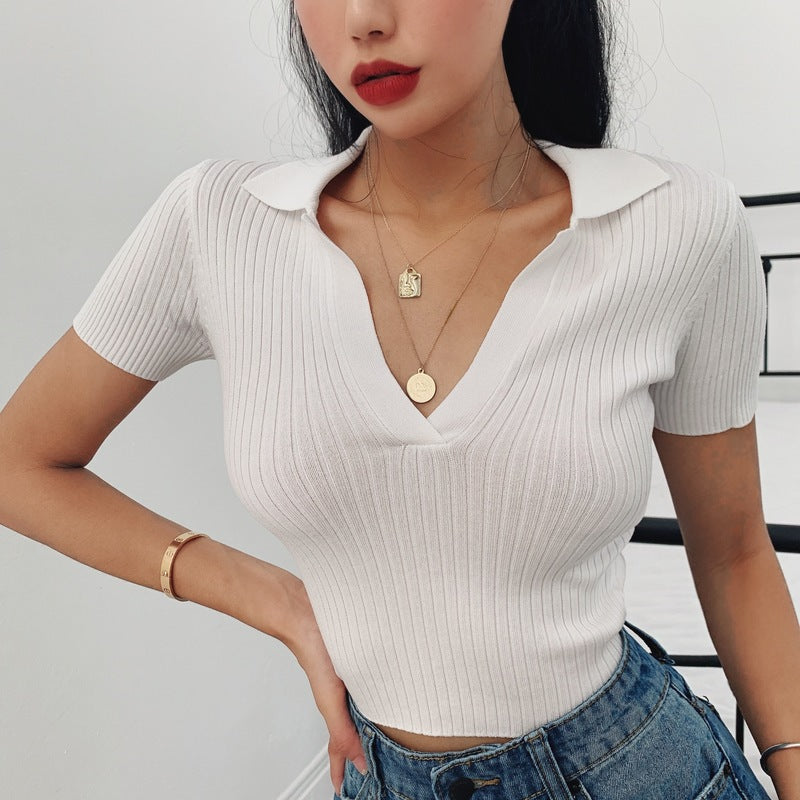 GERIPPTES SHIRT MIT POLOKRAGEN – CASUAL UND FEMININ