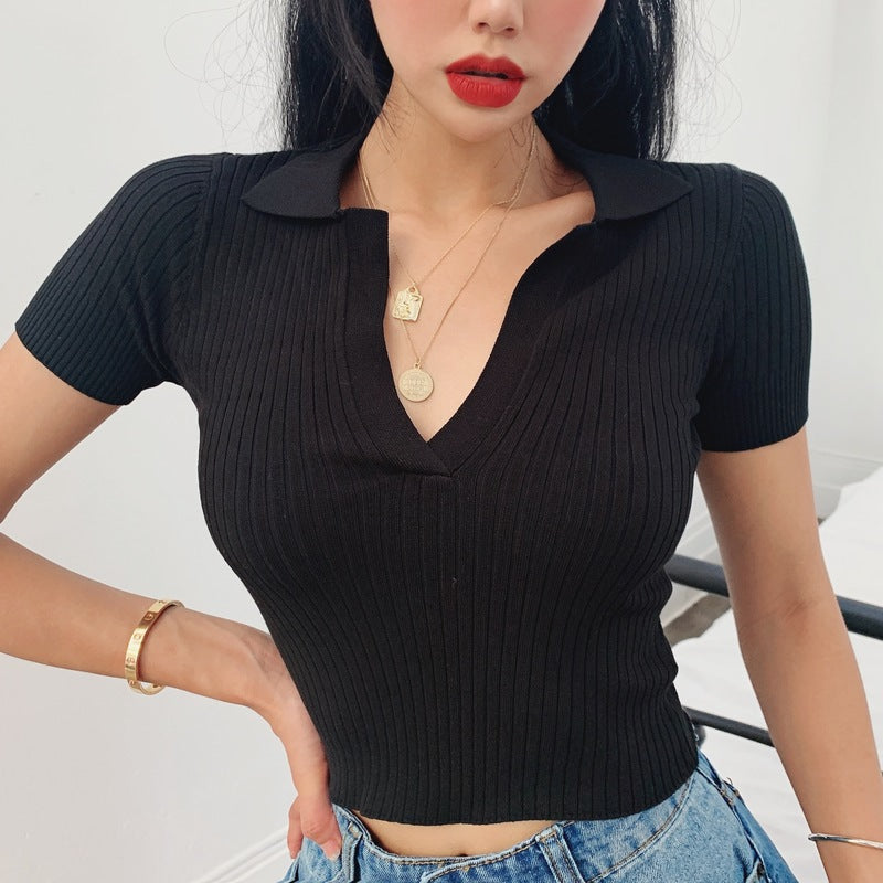 GERIPPTES SHIRT MIT POLOKRAGEN – CASUAL UND FEMININ