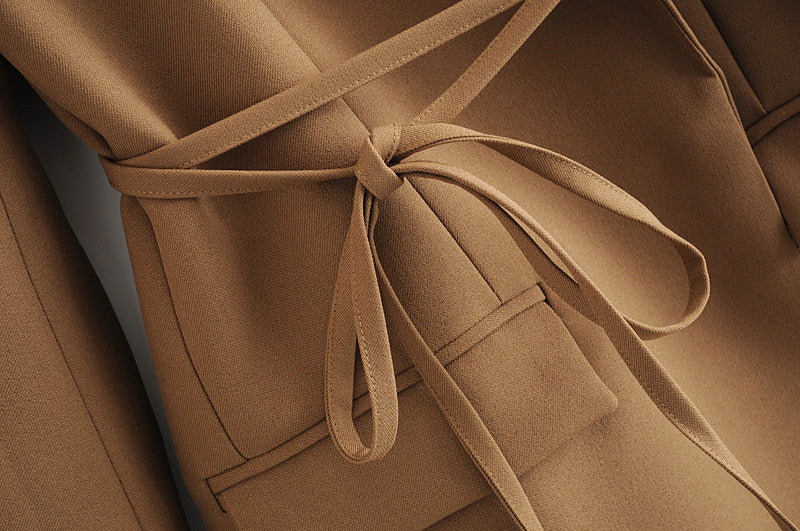 ELEGANTER BLAZER MIT GÜRTEL – KLASSISCH UND MODERN