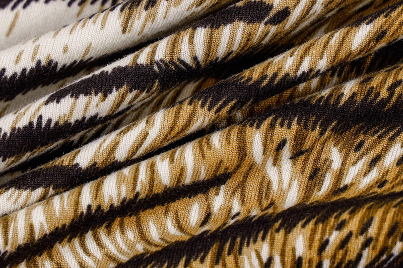 FIGURBETONTES TRÄGERKLEID MIT MUSTER – EIN BLICKFANG FÜR BESONDERE MOMENTE