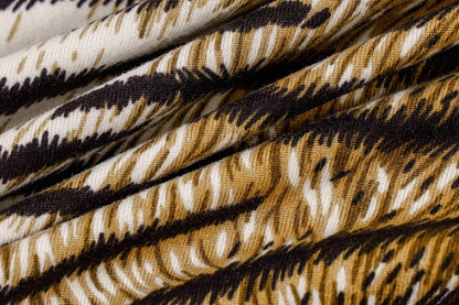 FIGURBETONTES TRÄGERKLEID MIT MUSTER – EIN BLICKFANG FÜR BESONDERE MOMENTE