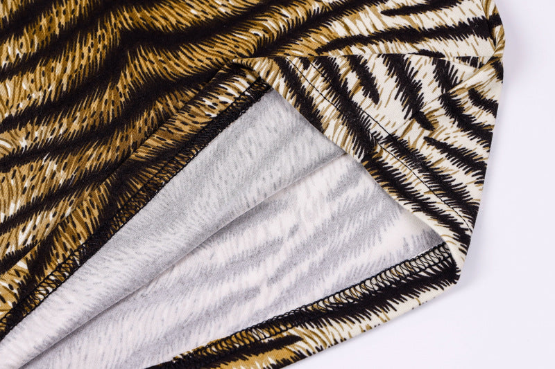 FIGURBETONTES TRÄGERKLEID MIT MUSTER – EIN BLICKFANG FÜR BESONDERE MOMENTE