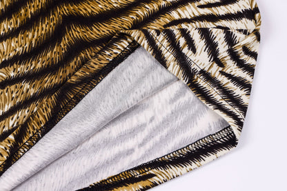 FIGURBETONTES TRÄGERKLEID MIT MUSTER – EIN BLICKFANG FÜR BESONDERE MOMENTE