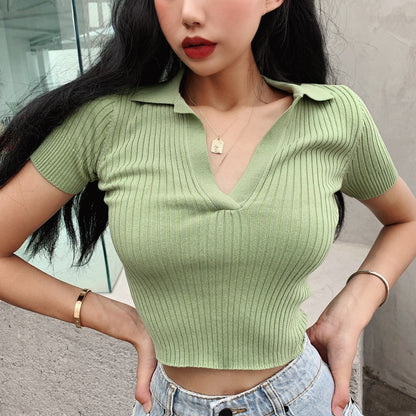 GERIPPTES SHIRT MIT POLOKRAGEN – CASUAL UND FEMININ