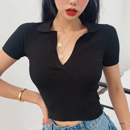 GERIPPTES SHIRT MIT POLOKRAGEN – CASUAL UND FEMININ