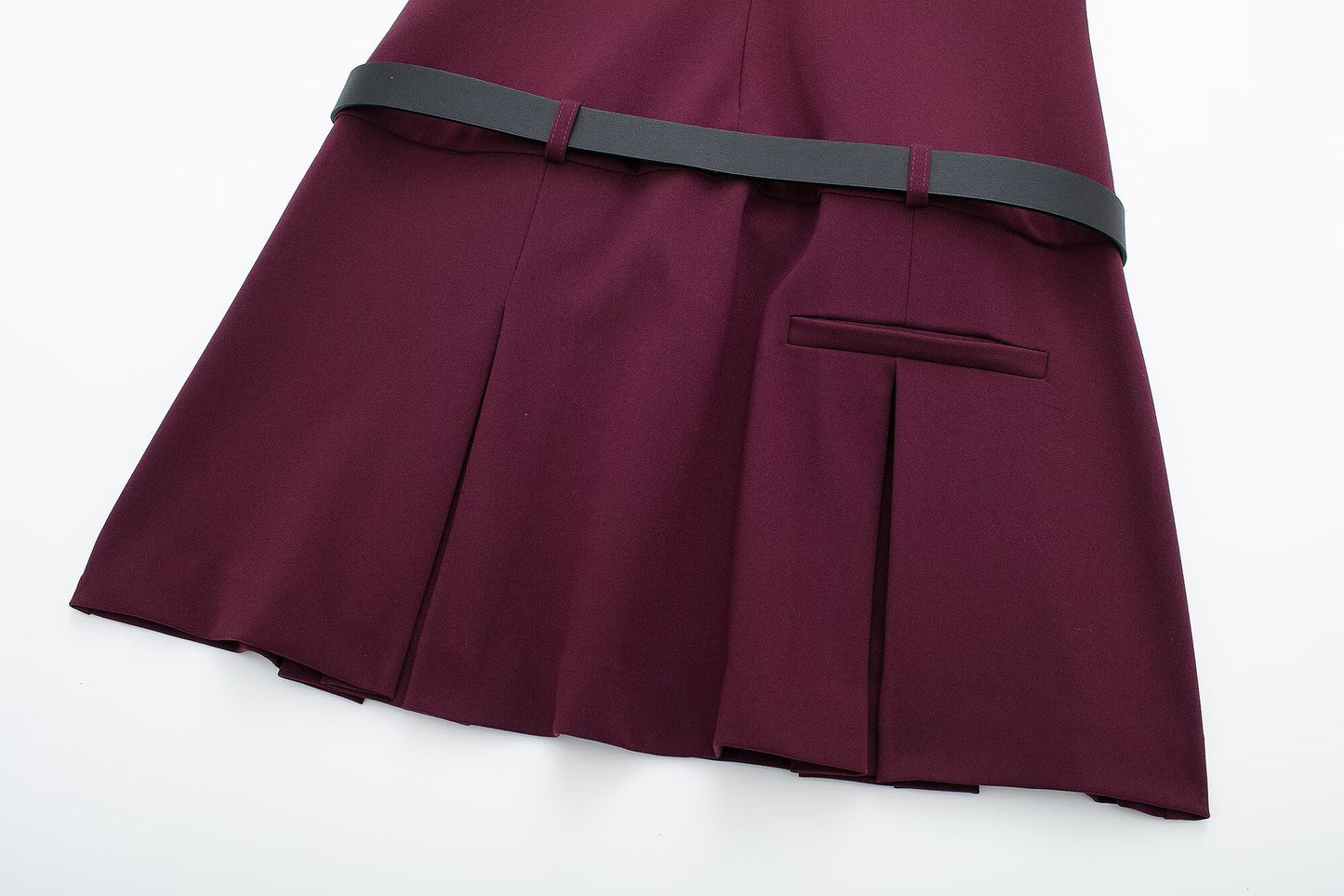 STILVOLLES ÄRMELLOSES KLEID MIT GÜRTEL – ZEITLOSE ELEGANZ