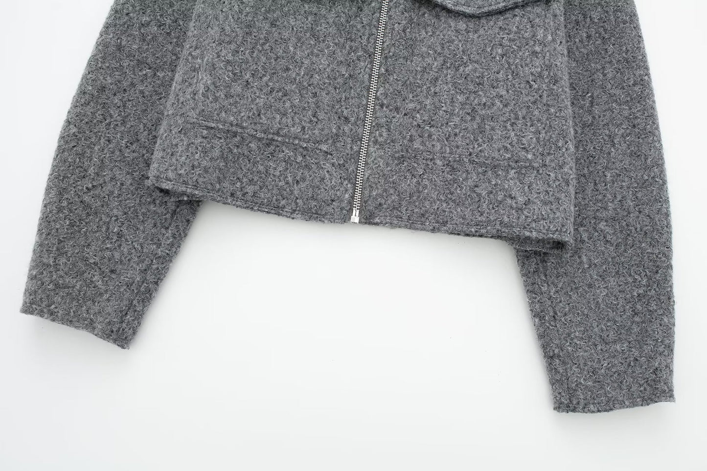 STYLISCHE JACKE MIT ZIPPER UND AUFGESETZTEN TASCHEN