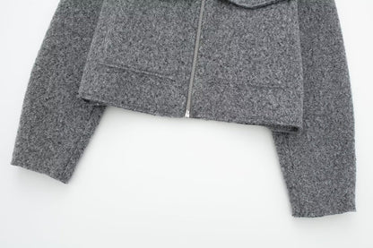 STYLISCHE JACKE MIT ZIPPER UND AUFGESETZTEN TASCHEN