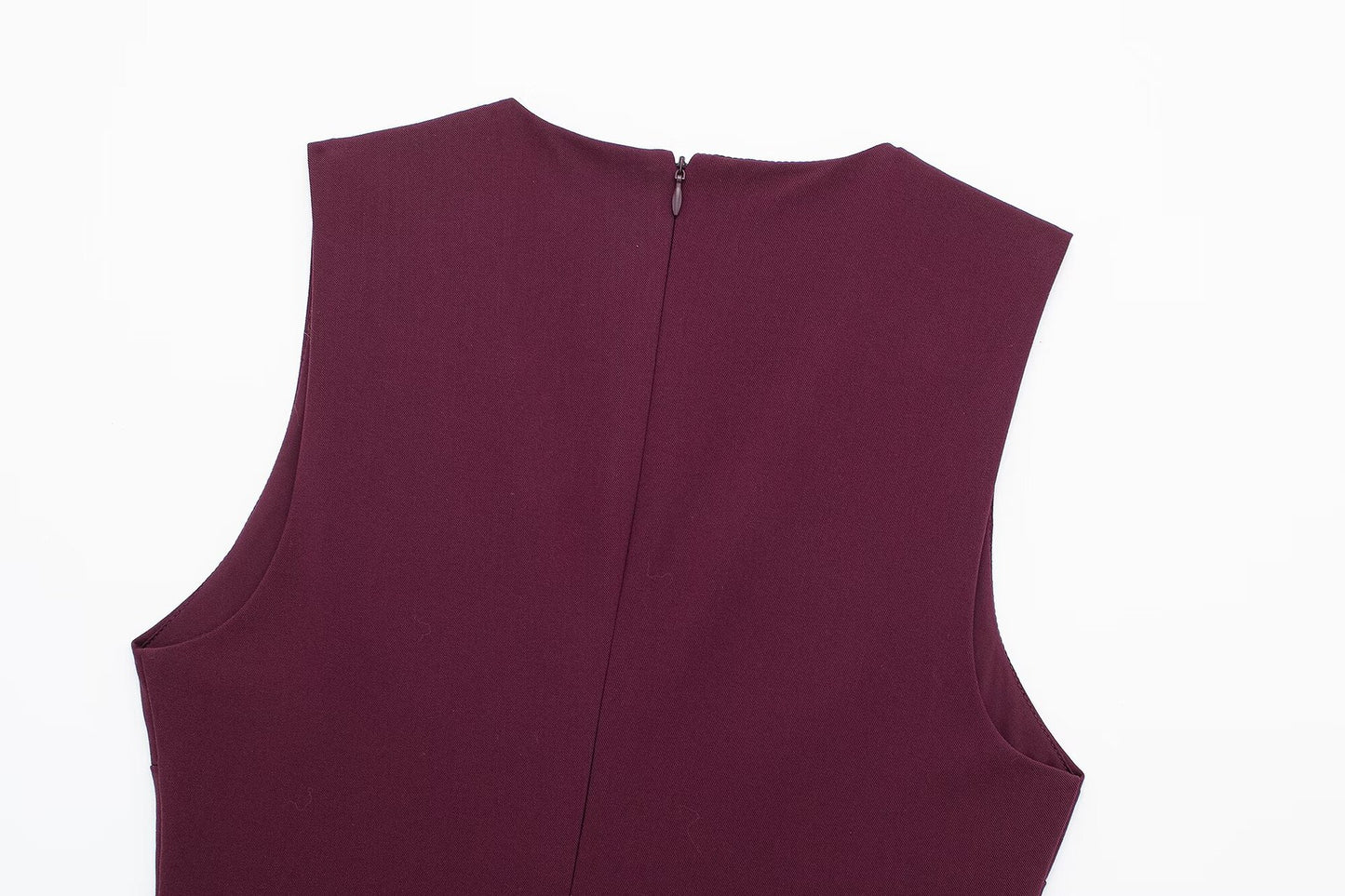 STILVOLLES ÄRMELLOSES KLEID MIT GÜRTEL – ZEITLOSE ELEGANZ