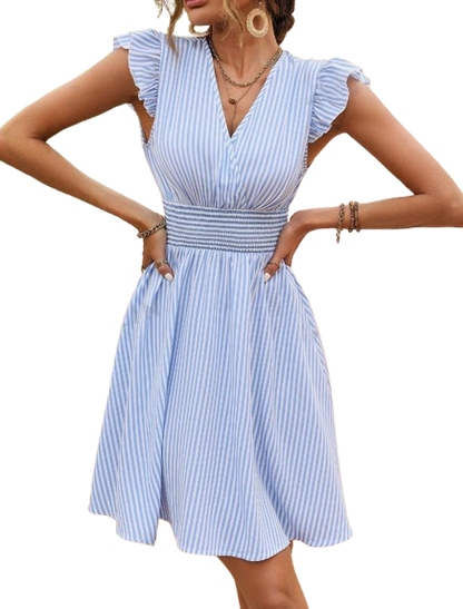 FEMININES SOMMERKLEID MIT FLÜGELÄRMELN – LEICHT UND VIELSEITIG