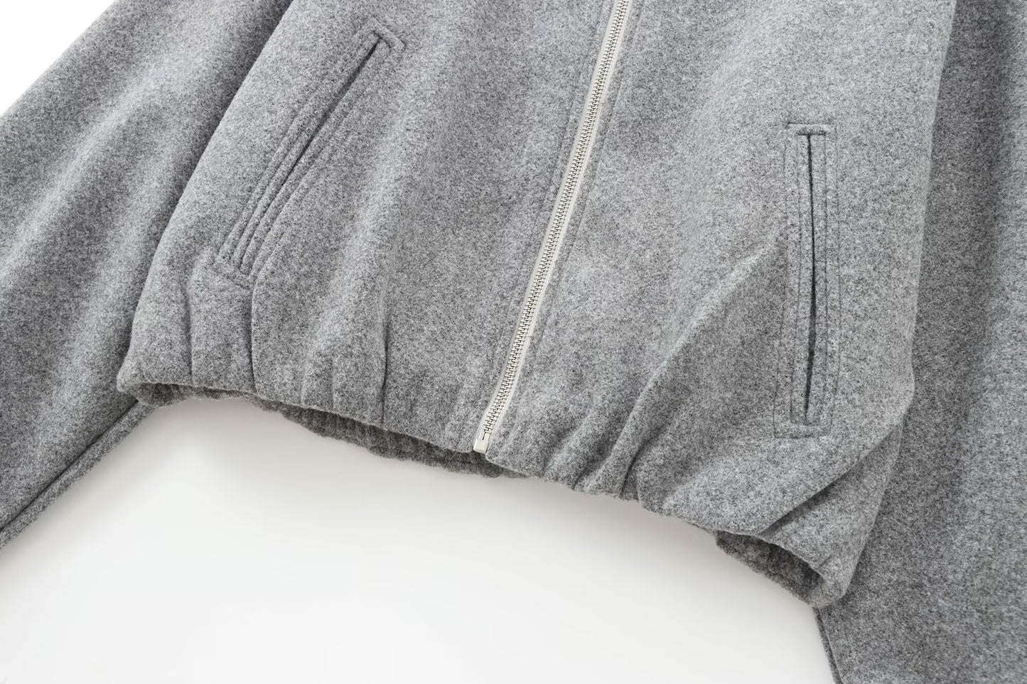 MODERNE KURZJACKE MIT REISSVERSCHLUSS