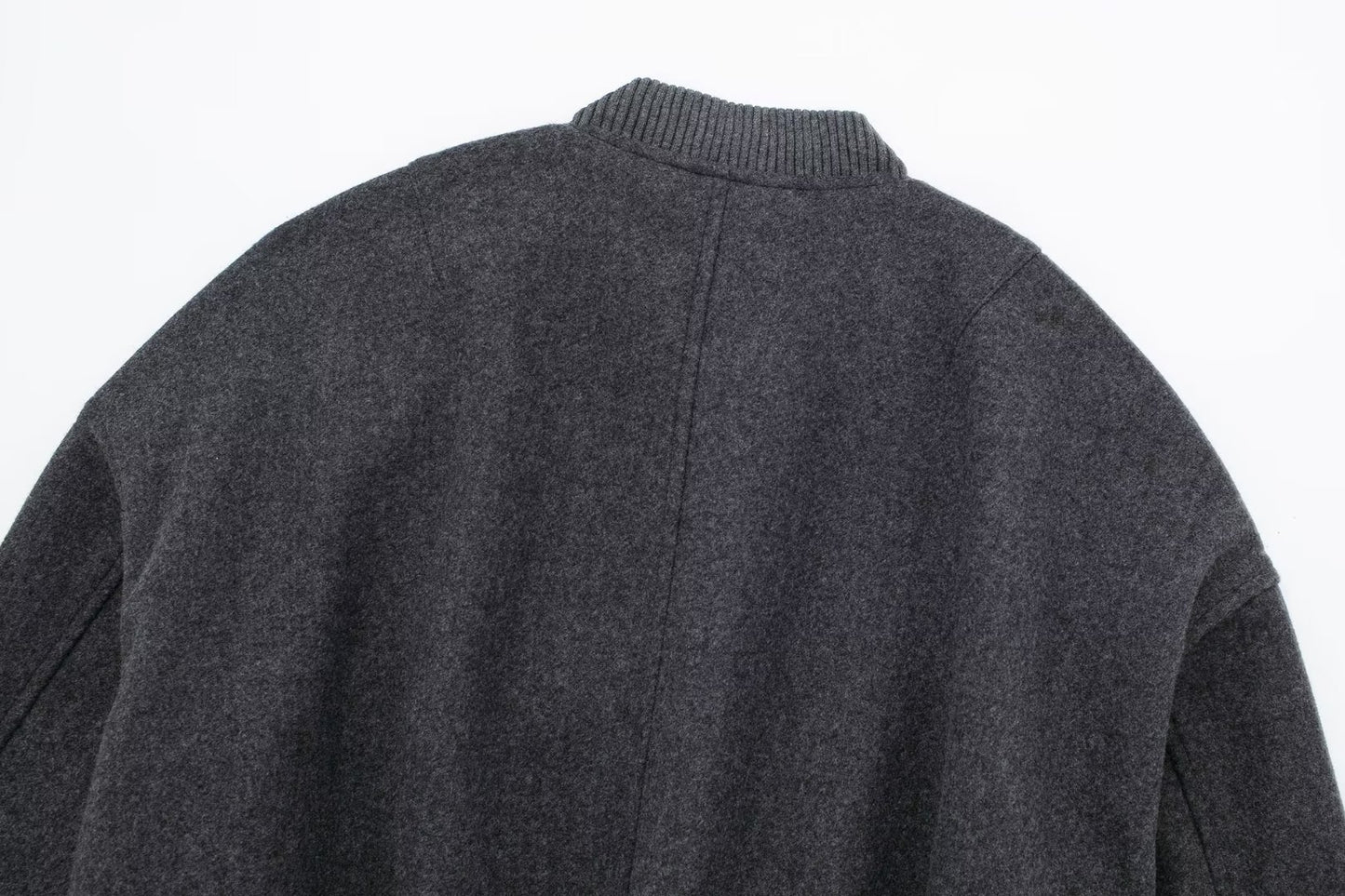 KLASSISCHE BOMBERJACKE AUS FILZ