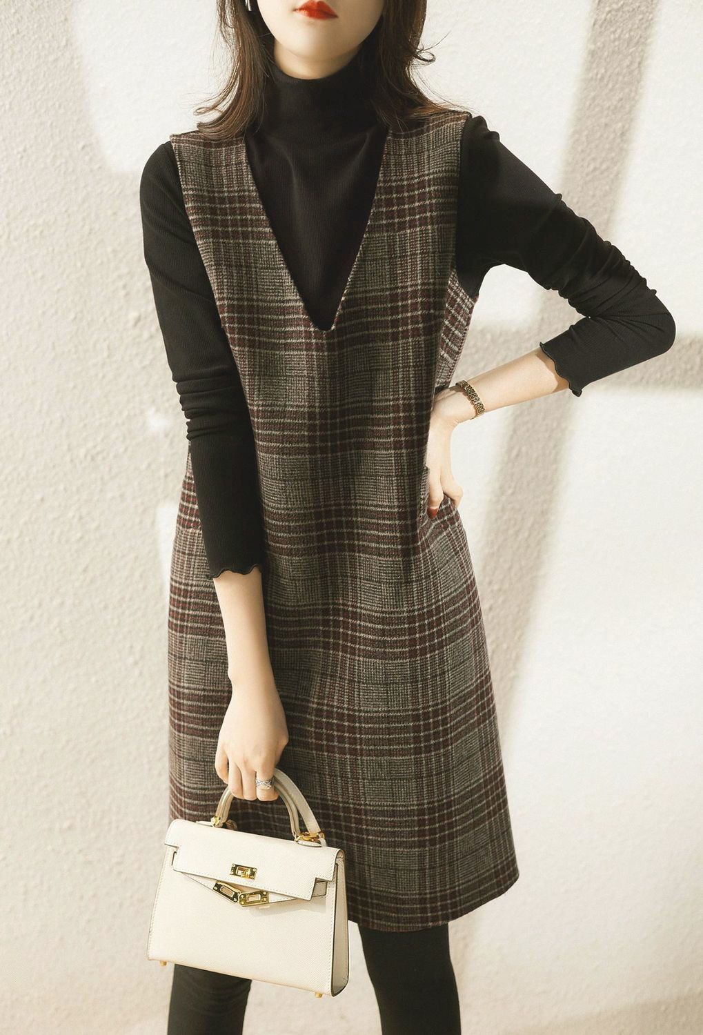 ELEGANTES KARIERTES KLEID MIT FIGURSCHMEICHELNDEM DESIGN – KLASSISCH UND STILSICHER