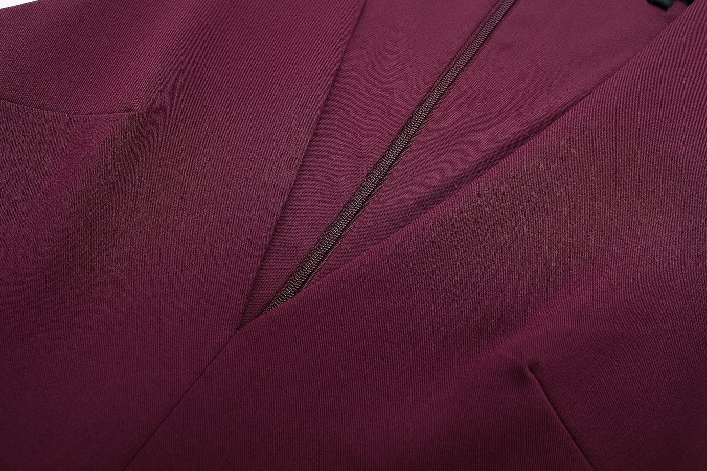 STILVOLLES ÄRMELLOSES KLEID MIT GÜRTEL – ZEITLOSE ELEGANZ