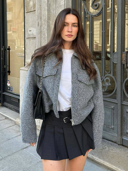 STYLISCHE JACKE MIT ZIPPER UND AUFGESETZTEN TASCHEN