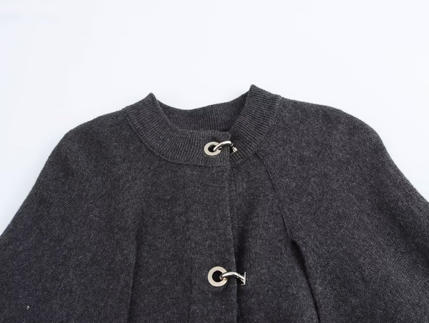 ELEGANTES CAPE MIT HAKENVERSCHLUSS – ZEITLOSES STATEMENT-PIECE