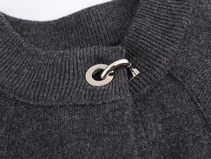 ELEGANTES CAPE MIT HAKENVERSCHLUSS – ZEITLOSES STATEMENT-PIECE