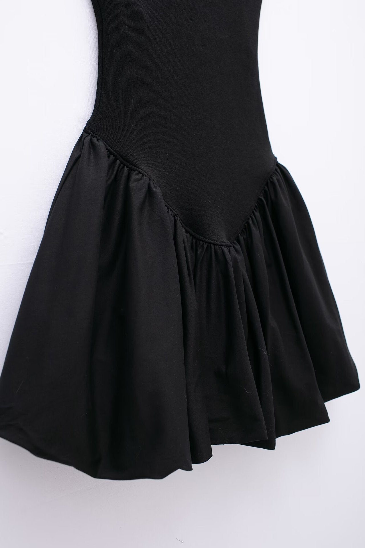 VERSPIELTES TRÄGERKLEID MIT VOLANTROCK – ELEGANT UND FEMININ