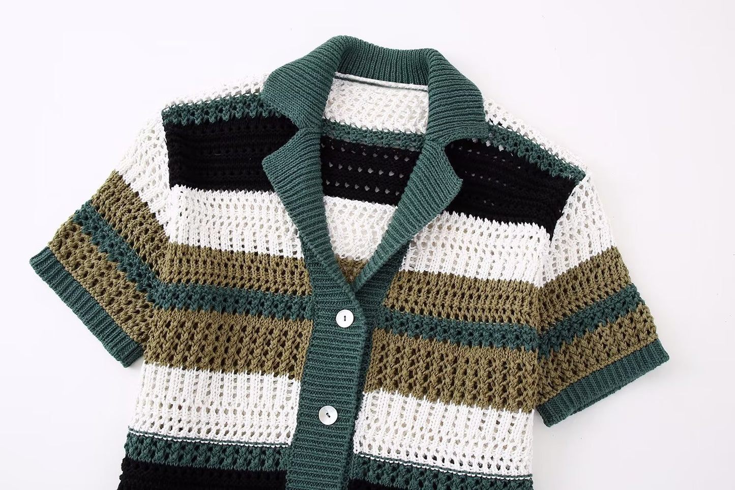 GEHÄKELTE STRICKJACKE – LUFTIGER STIL MIT VINTAGE-CHARME