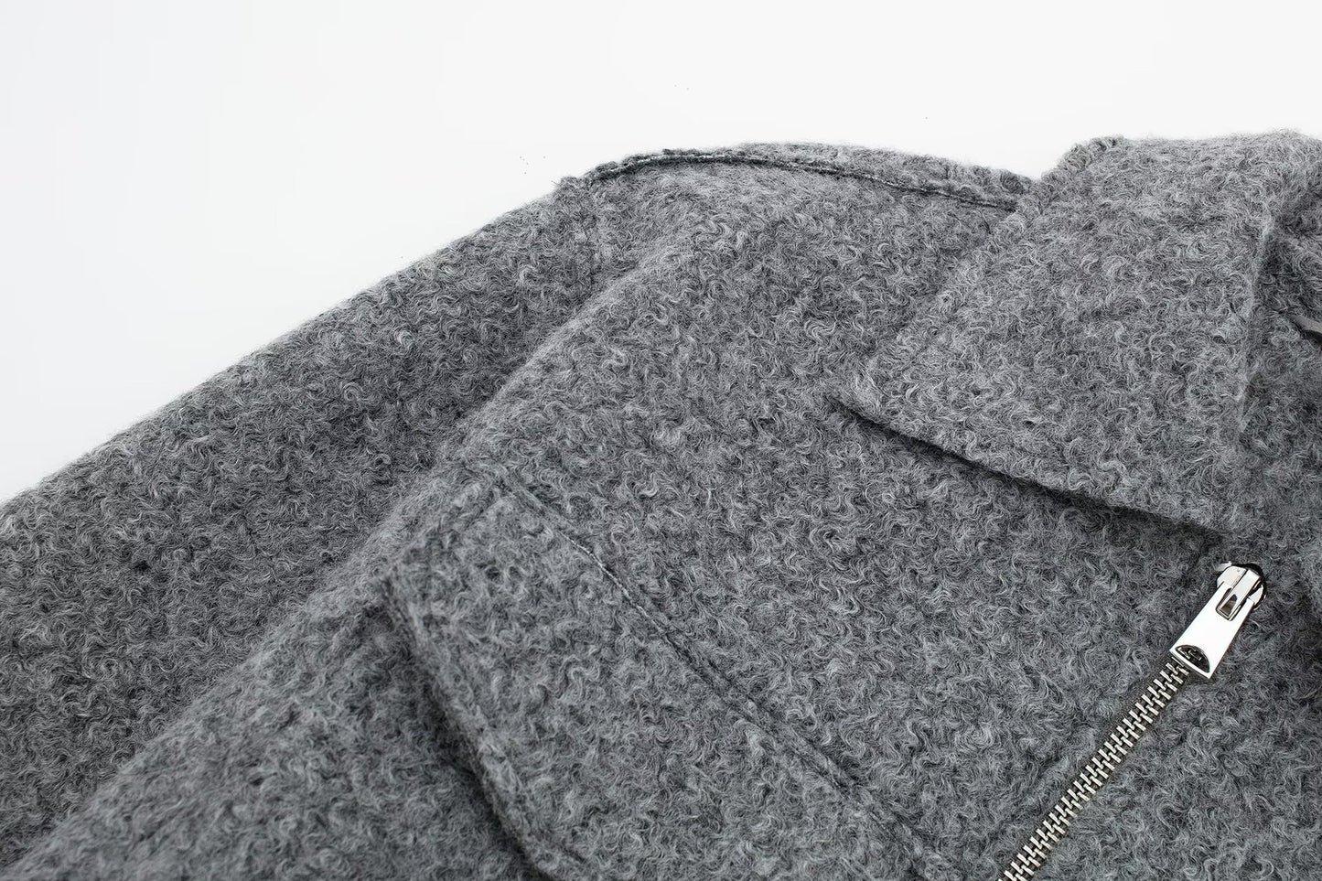 STYLISCHE JACKE MIT ZIPPER UND AUFGESETZTEN TASCHEN
