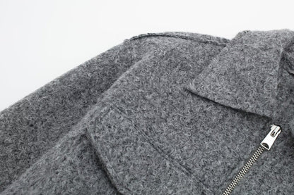 STYLISCHE JACKE MIT ZIPPER UND AUFGESETZTEN TASCHEN