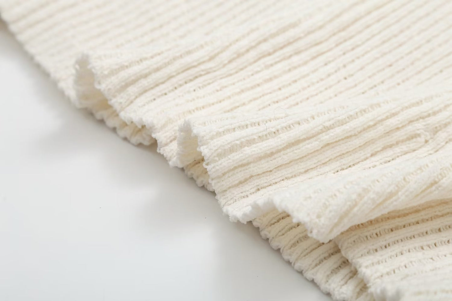 ELEGANTES STRICKKLEID MIT RIPPENDESIGN