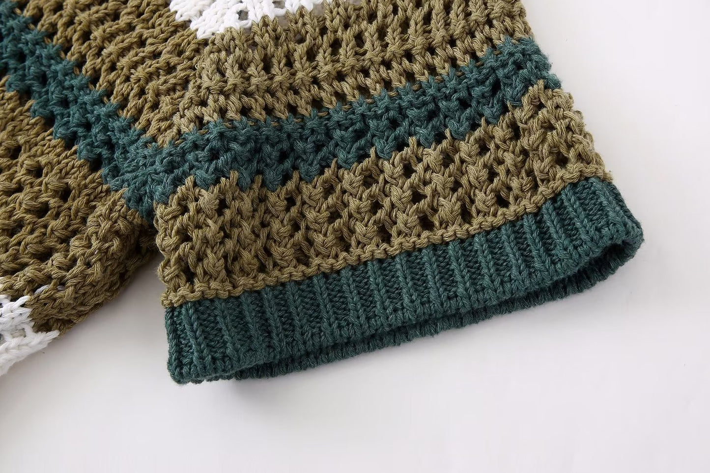 GEHÄKELTE STRICKJACKE – LUFTIGER STIL MIT VINTAGE-CHARME