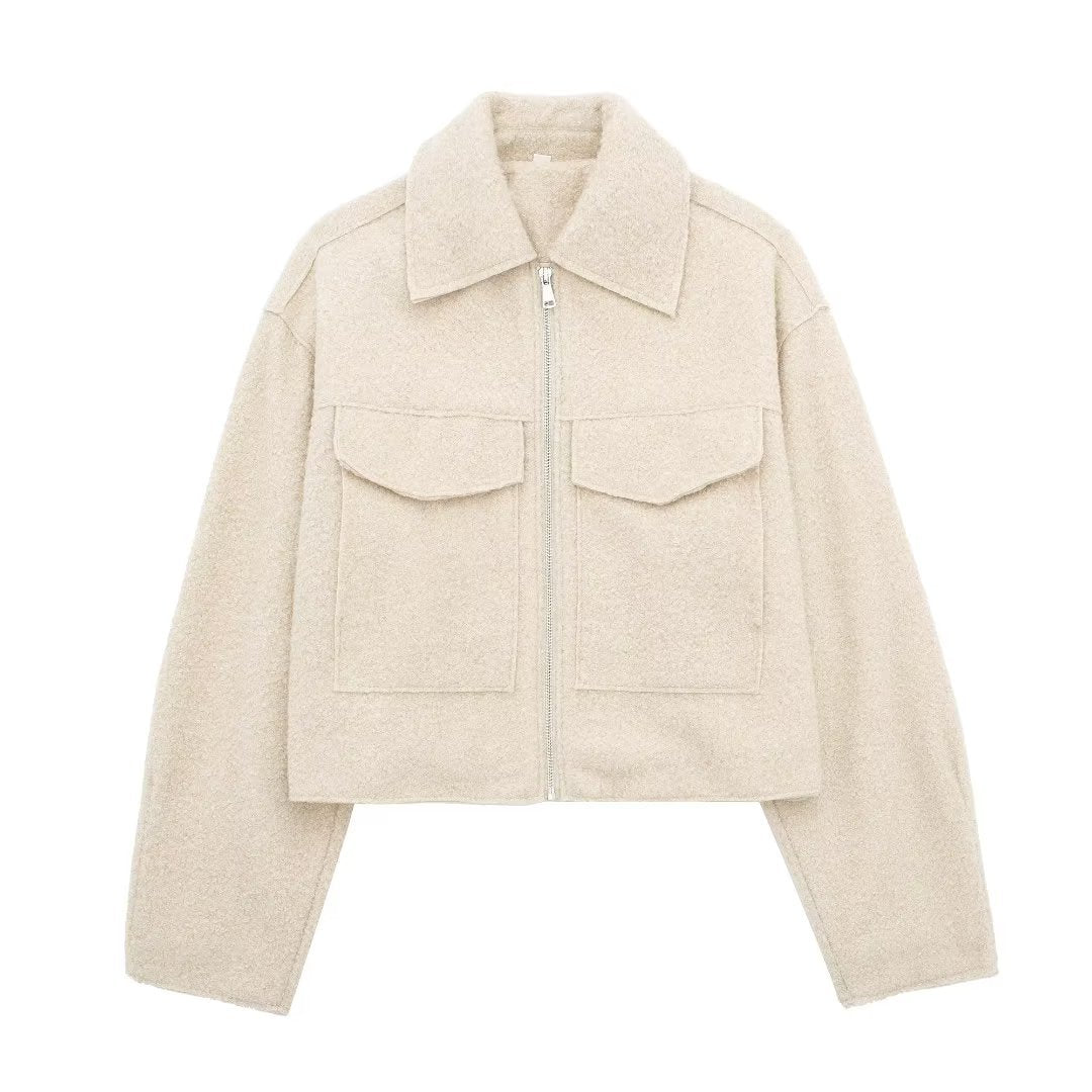 STYLISCHE JACKE MIT ZIPPER UND AUFGESETZTEN TASCHEN