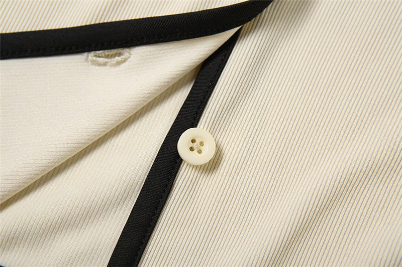 ELEGANTES ZWEITEILER-SET MIT KNOPFDETAILS – SCHLICHT UND STILVOLL