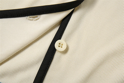 ELEGANTES ZWEITEILER-SET MIT KNOPFDETAILS – SCHLICHT UND STILVOLL