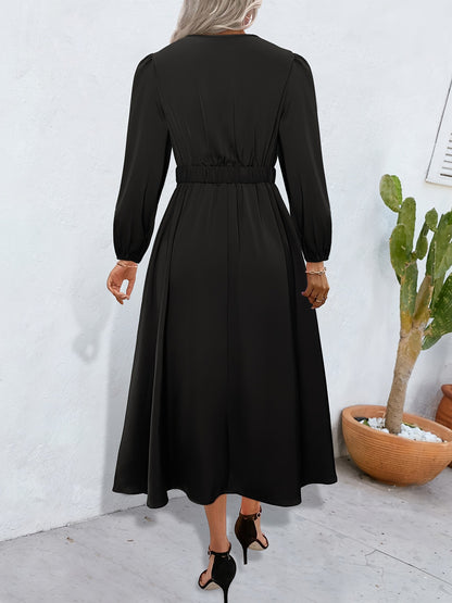 ELEGANTES KLEID MIT LANGEN ÄRMELN UND RAFFUNGEN