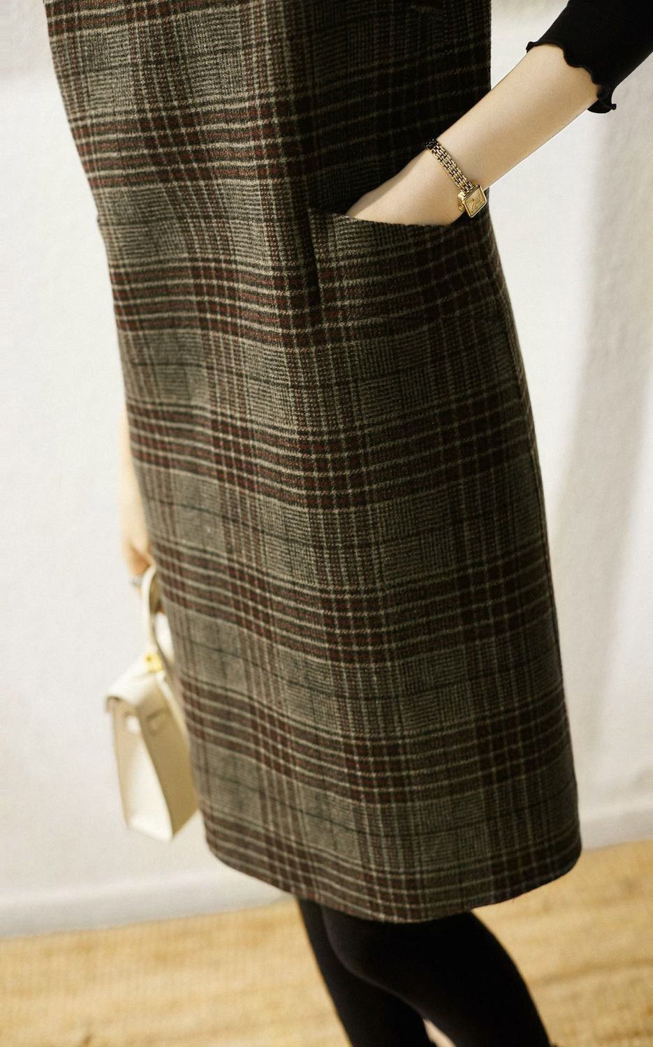 ELEGANTES KARIERTES KLEID MIT FIGURSCHMEICHELNDEM DESIGN – KLASSISCH UND STILSICHER