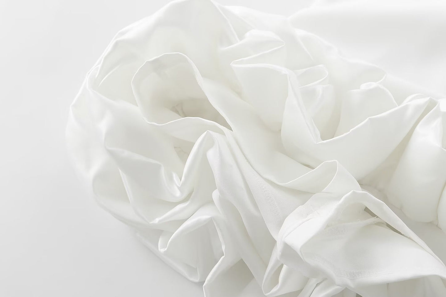 ELEGANTES KLEID MIT RAFFUNGEN – ZEITLOSES DESIGN MIT BESONDEREM AKZENT
