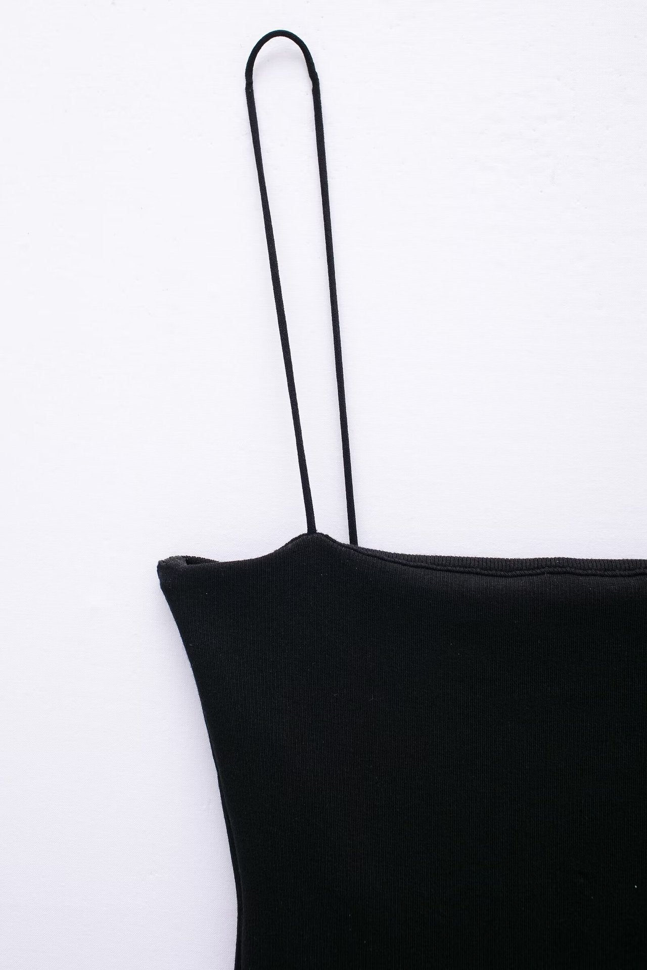 VERSPIELTES TRÄGERKLEID MIT VOLANTROCK – ELEGANT UND FEMININ