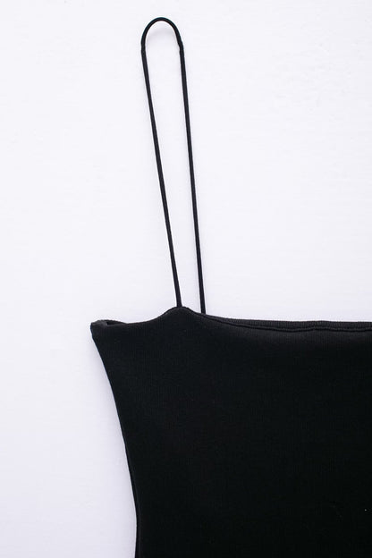 VERSPIELTES TRÄGERKLEID MIT VOLANTROCK – ELEGANT UND FEMININ