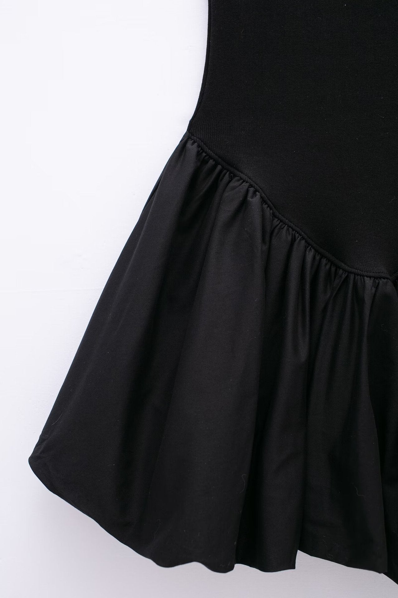 VERSPIELTES TRÄGERKLEID MIT VOLANTROCK – ELEGANT UND FEMININ