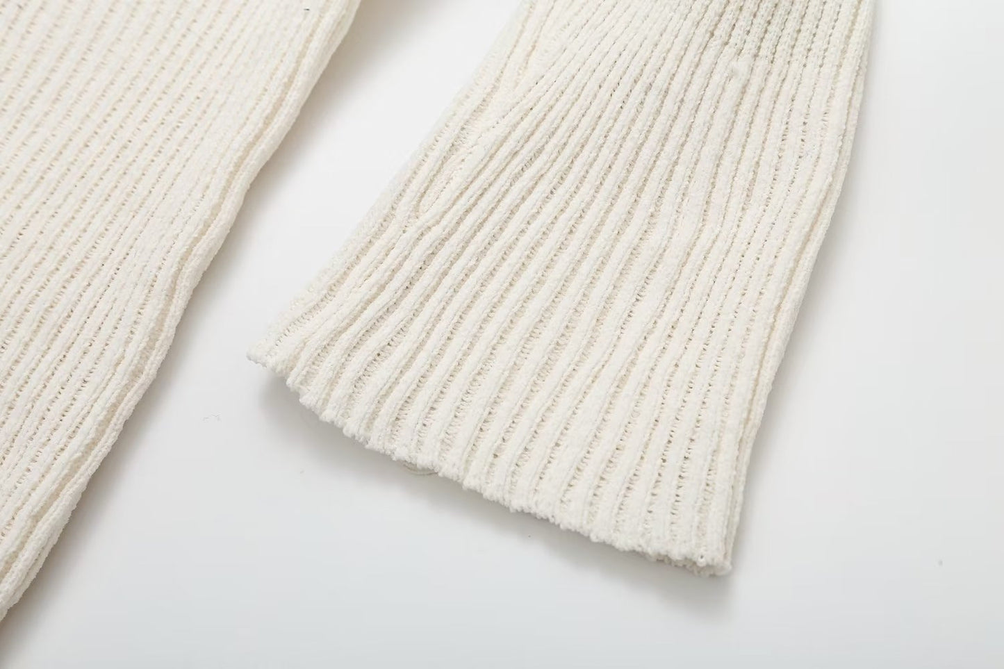 ELEGANTES STRICKKLEID MIT RIPPENDESIGN