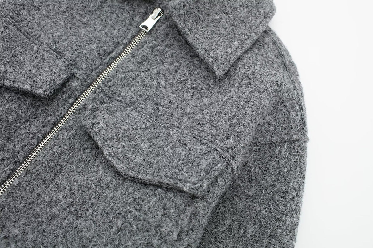 STYLISCHE JACKE MIT ZIPPER UND AUFGESETZTEN TASCHEN