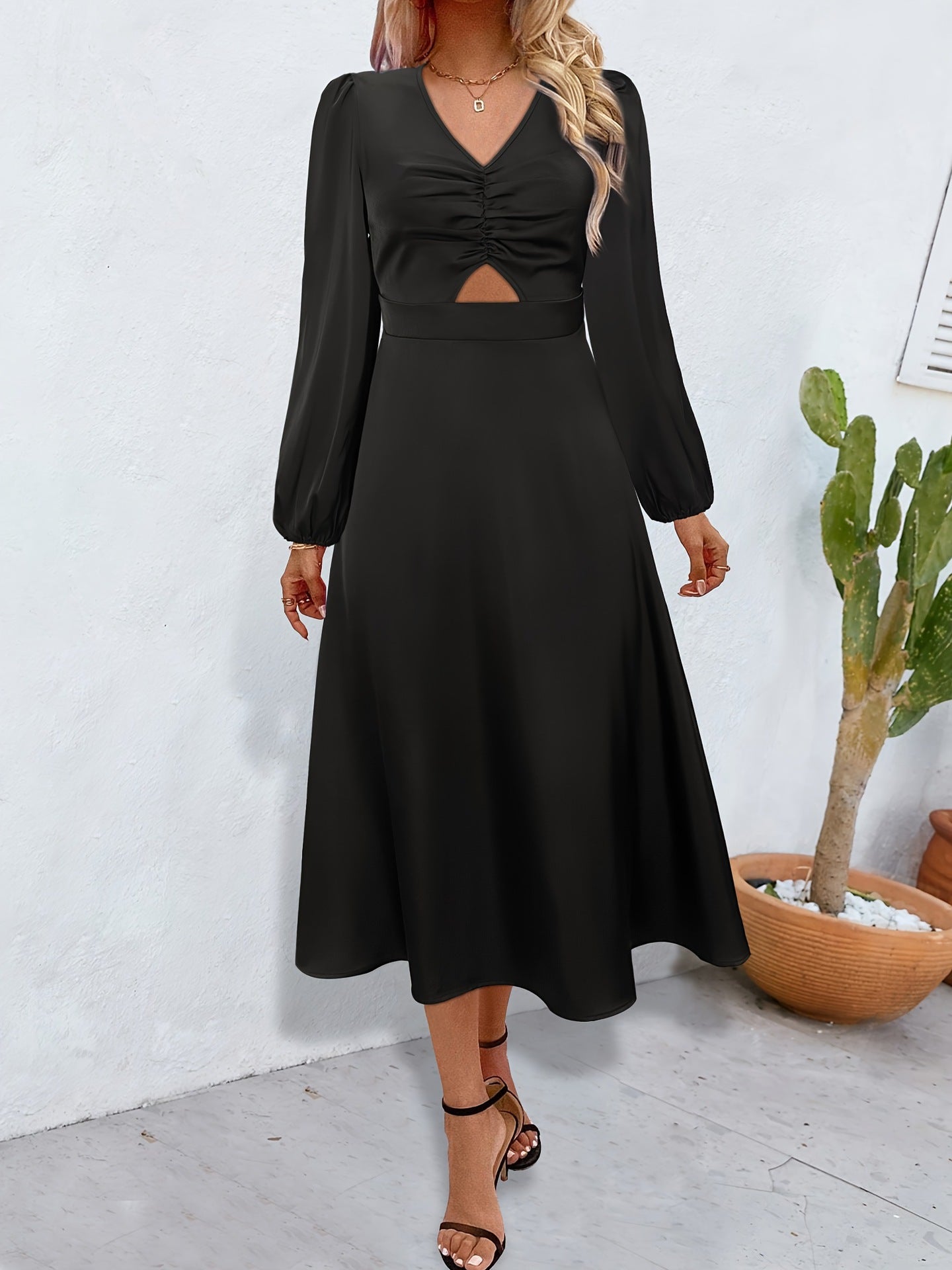 ELEGANTES KLEID MIT LANGEN ÄRMELN UND RAFFUNGEN