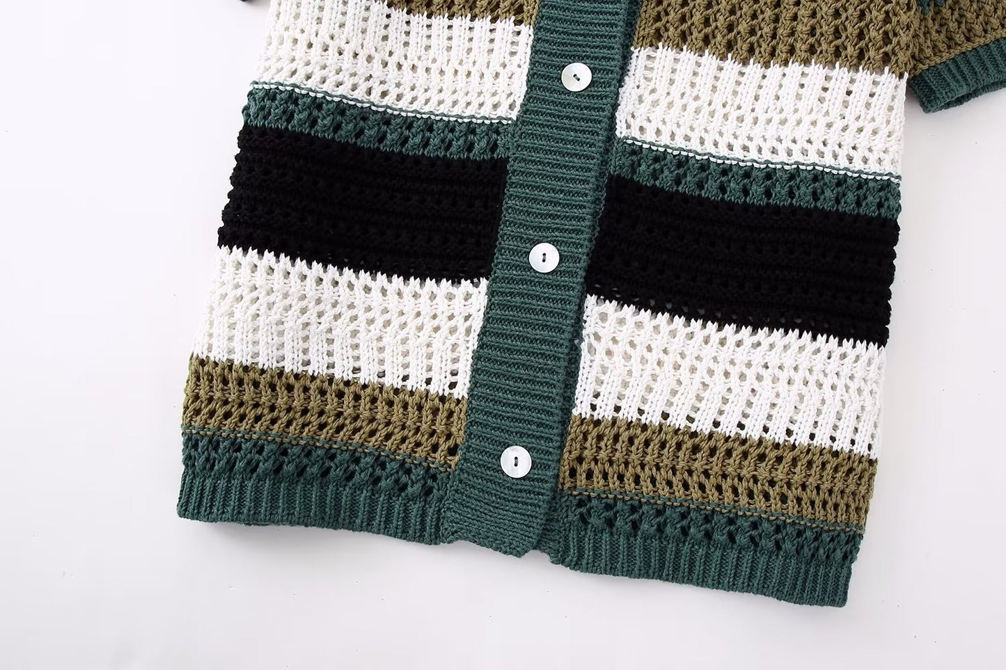 GEHÄKELTE STRICKJACKE – LUFTIGER STIL MIT VINTAGE-CHARME