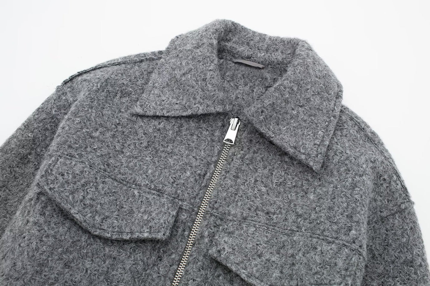 STYLISCHE JACKE MIT ZIPPER UND AUFGESETZTEN TASCHEN