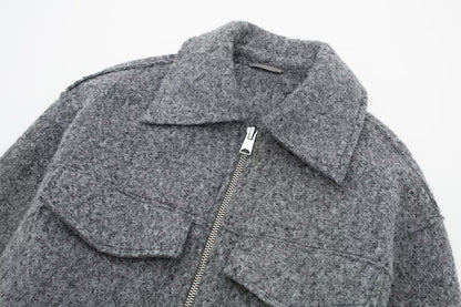 STYLISCHE JACKE MIT ZIPPER UND AUFGESETZTEN TASCHEN
